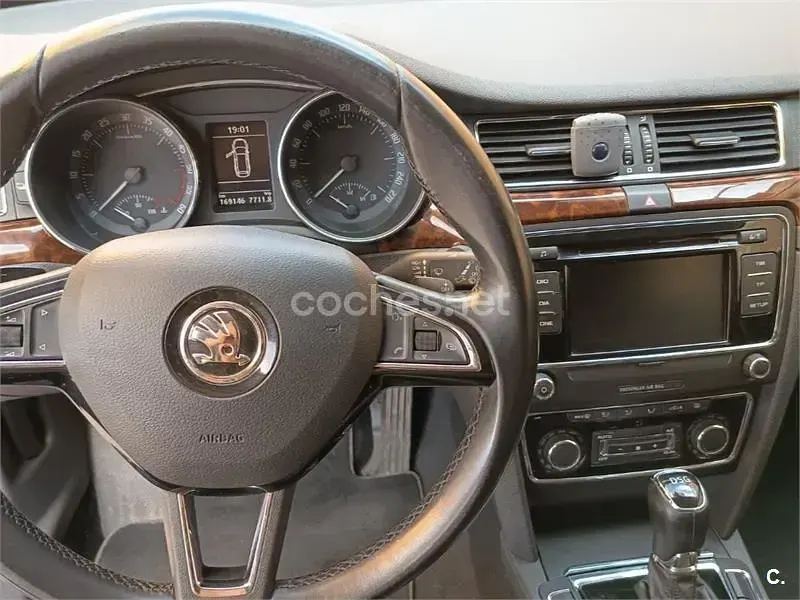Usado Skoda Superb Elegance 140 CV (102 kW) 2015 Gris / plata Familiar