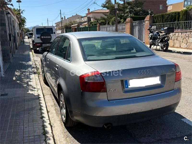 Usado Audi A4 130 CV (95 kW) 2002 Gris / plata Berlina