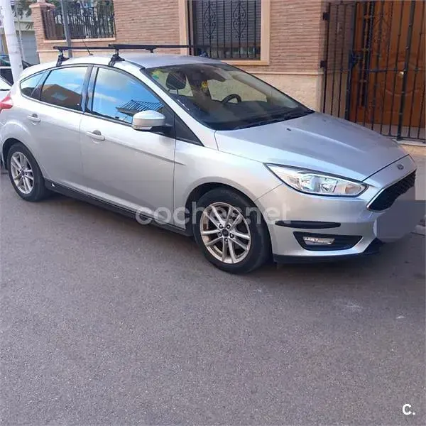 Usado Ford Focus Trend 125 CV (91 kW) 2017 Gris / plata Berlina