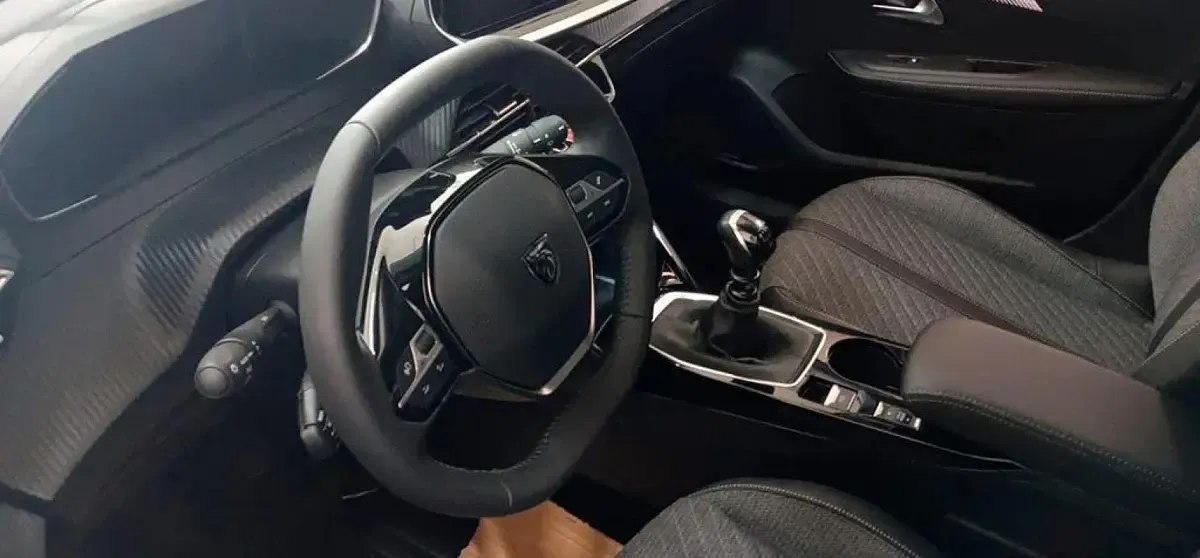 Nuevo Peugeot 208 Allure 102 CV (75 kW) 2025 Gris Utilitario