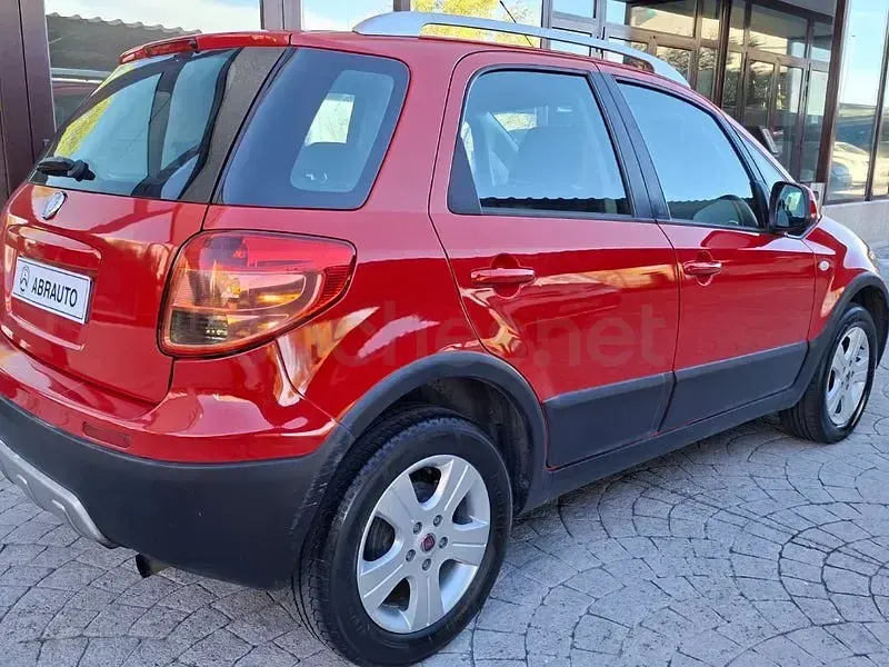 Usado Fiat Sedici Dynamic 120 CV (88 kW) 2009 Rojo SUV