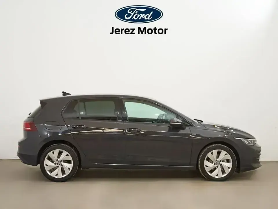 Usado VW Golf VIII 116 CV (85 kW) 2025 Gris / plata Berlina