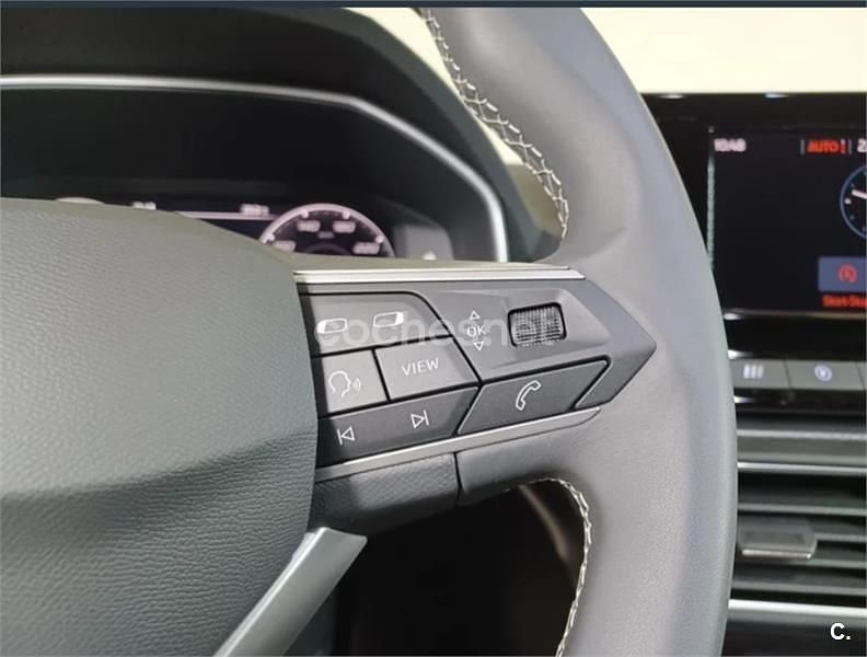 Usado Seat Leon Style 110 CV (80 kW) 2022 Blanco Familiar