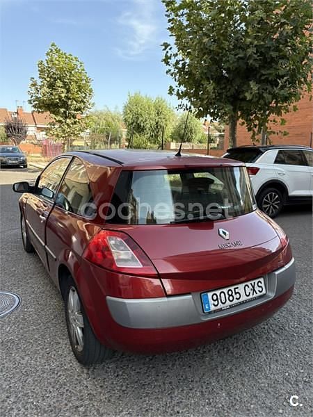 Usado Renault Mégane II Privilege 100 CV (73 kW) 2004 Granate Berlina