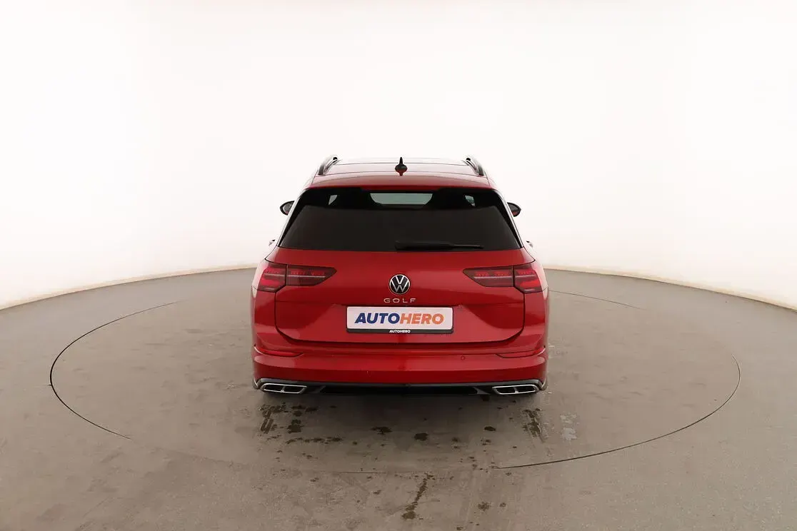 Usado VW Golf VIII R-line 150 CV (110 kW) 2021 Rojo Familiar