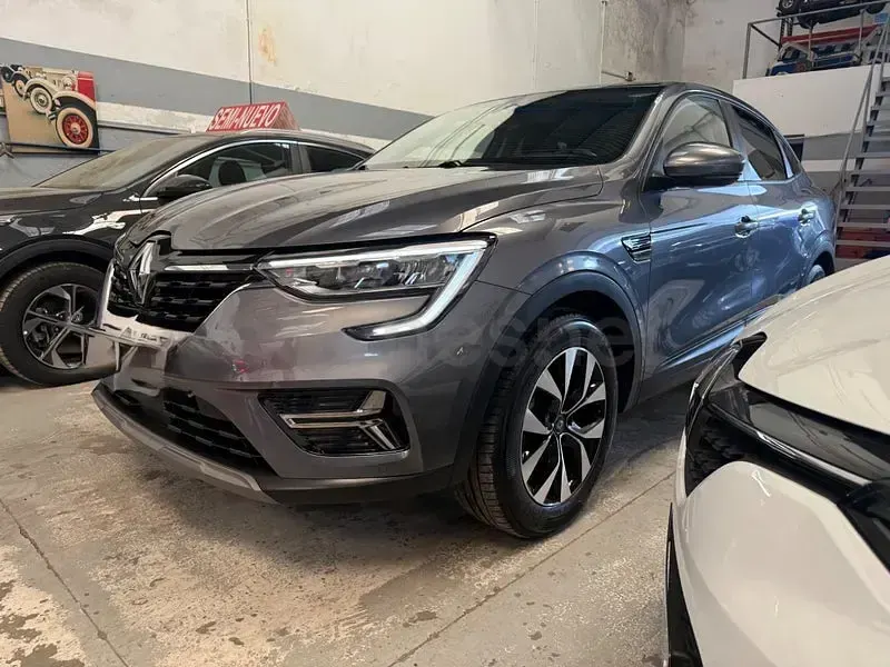 Usado Renault Arkana Techno 140 CV (102 kW) 2023 Gris / plata SUV