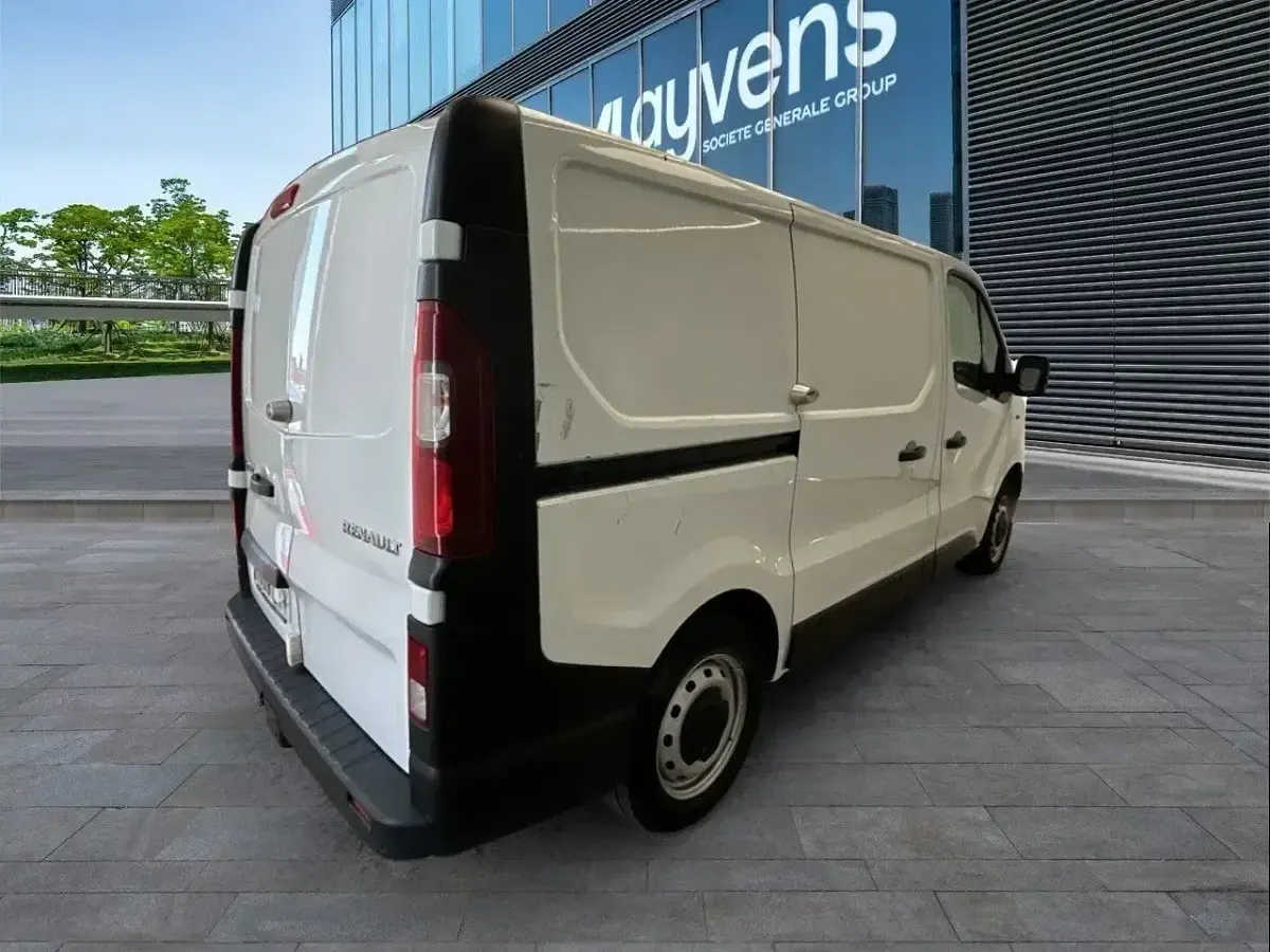Usado Renault Trafic 120 CV (88 kW) 2022 Blanco Monovolumen