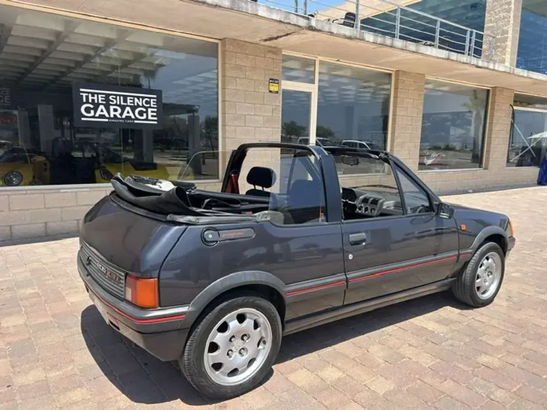 Usado Peugeot 205 115 CV (84 kW) 1990 Gris Descapotable