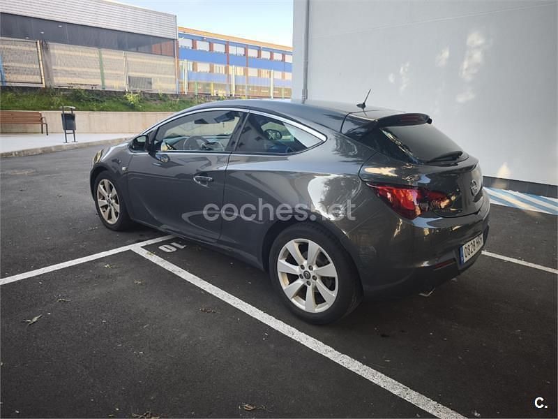 Usado Opel Astra GTC Sportive 165 CV (121 kW) 2013 Gris / plata Berlina