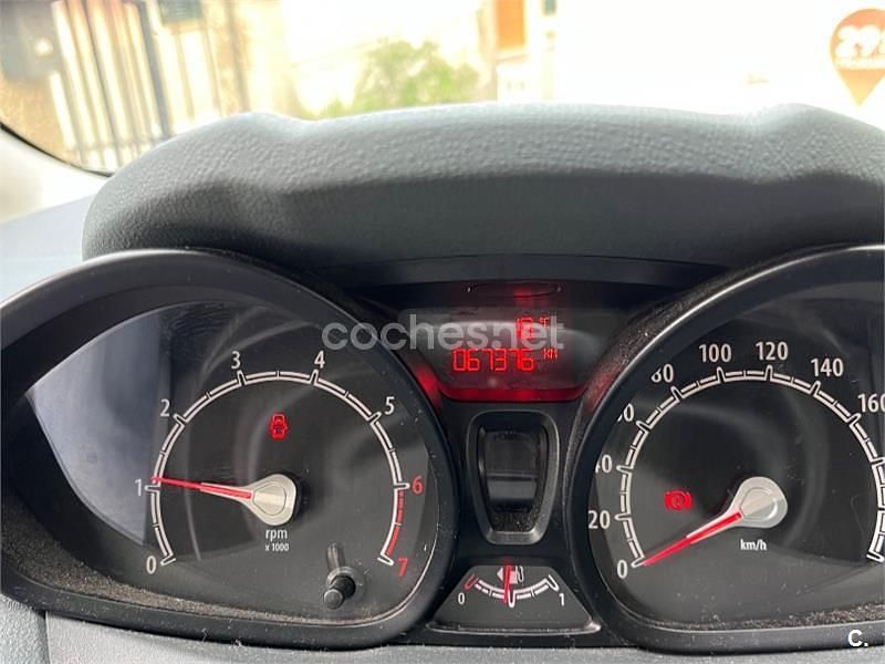 Usado Ford Fiesta Trend 60 CV (44 kW) 2011 Gris / plata Utilitario