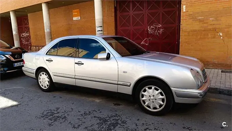 Usado Mercedes E280 Elegance 193 CV (141 kW) 1998 Gris / plata Berlina