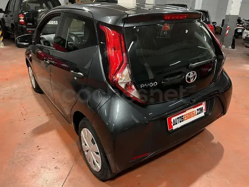 Usado Toyota Aygo x-style 72 CV (52 kW) 2021 Gris / plata Utilitario