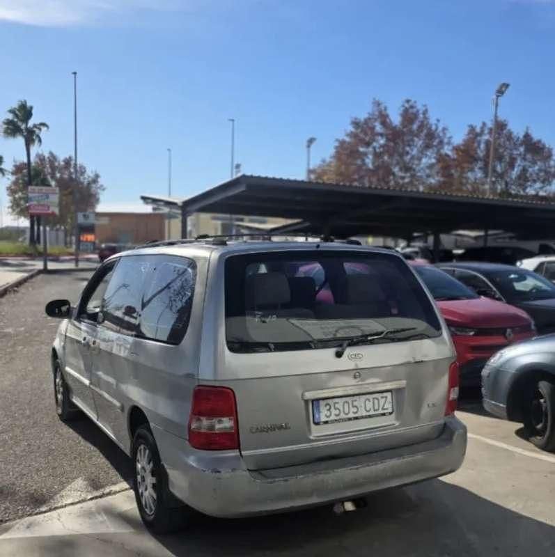 Usado Kia Carnival LX 144 CV (105 kW) 2003 Gris Monovolumen