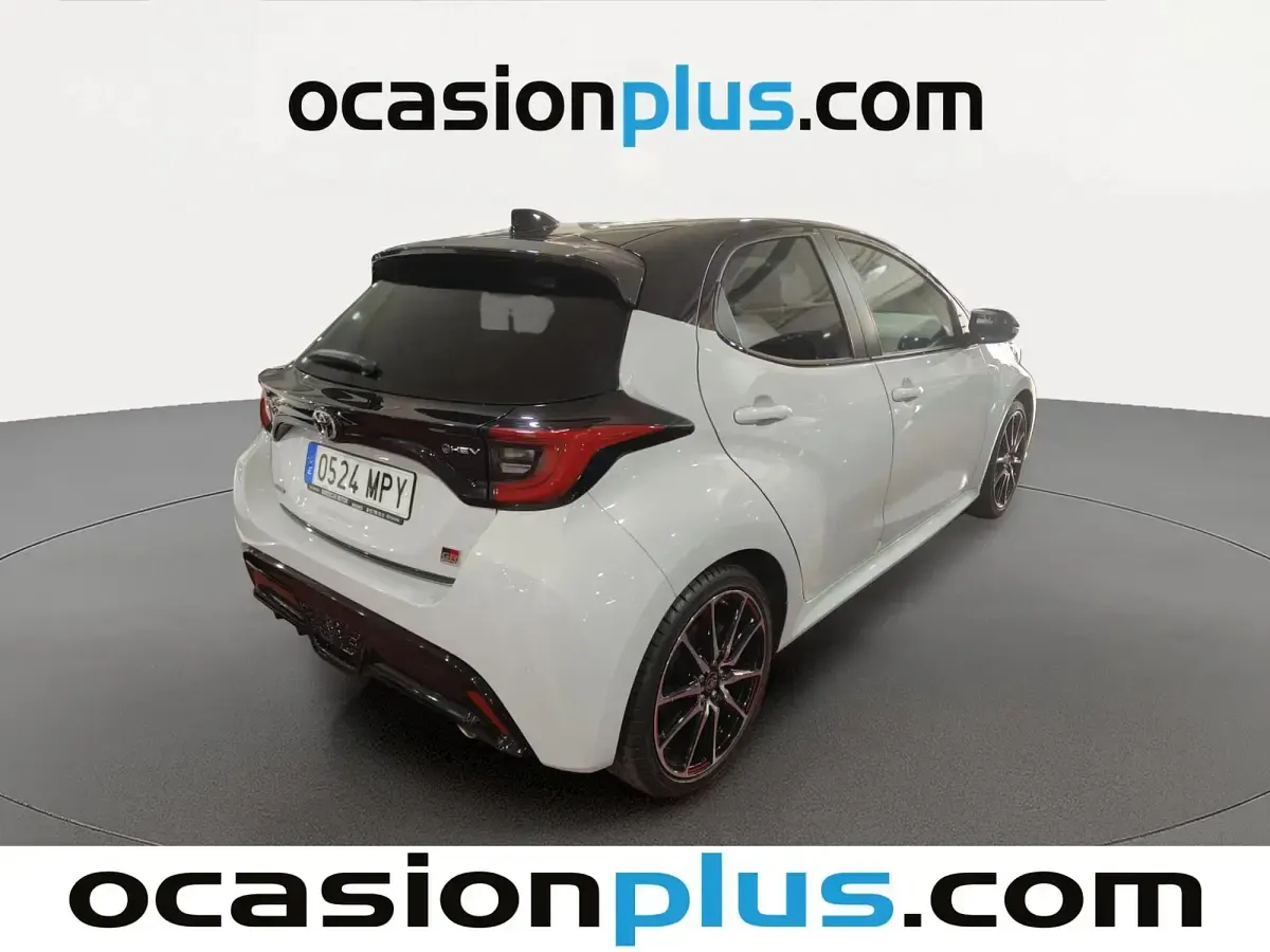 Usado Toyota Yaris Plus 131 CV (96 kW) 2024 Gris Utilitario