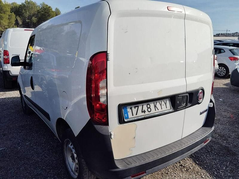 Usado Fiat Doblò 95 CV (69 kW) 2019 Blanco Monovolumen