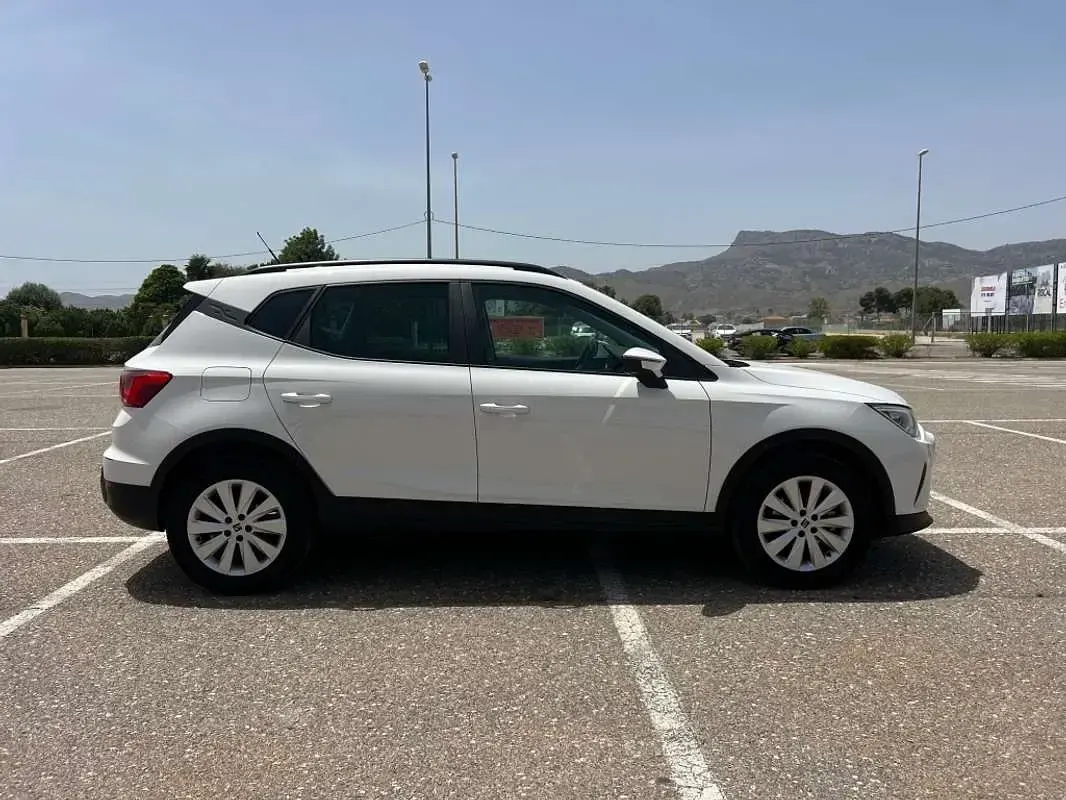 Usado Seat Arona Style 110 CV (80 kW) 2022 Blanco SUV