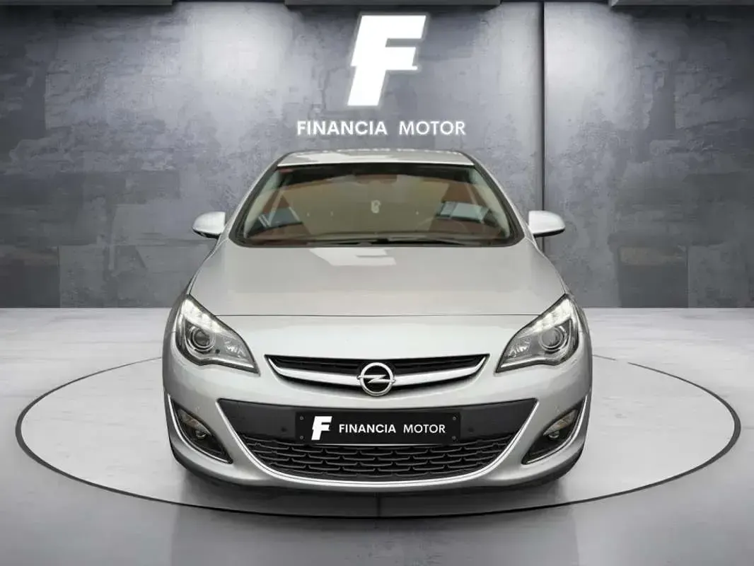 Usado Opel Astra Selective 140 CV (102 kW) 2014 Gris / plata Utilitario