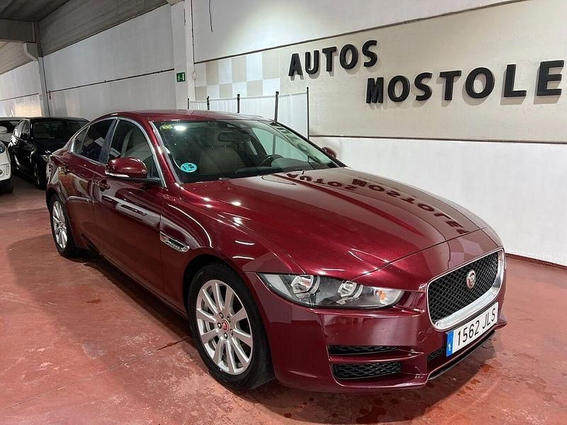 Usado Jaguar XE Pure 180 CV (132 kW) 2016 Rojo Berlina