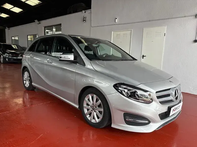 Usado Mercedes B180 109 CV (80 kW) 2018 Gris / plata Utilitario