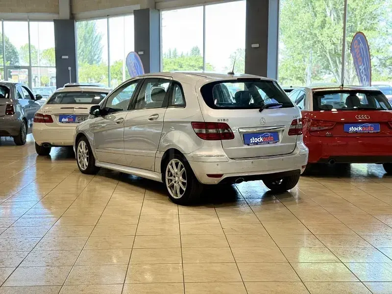 Usado Mercedes B180 109 CV (80 kW) 2008 Beige Monovolumen