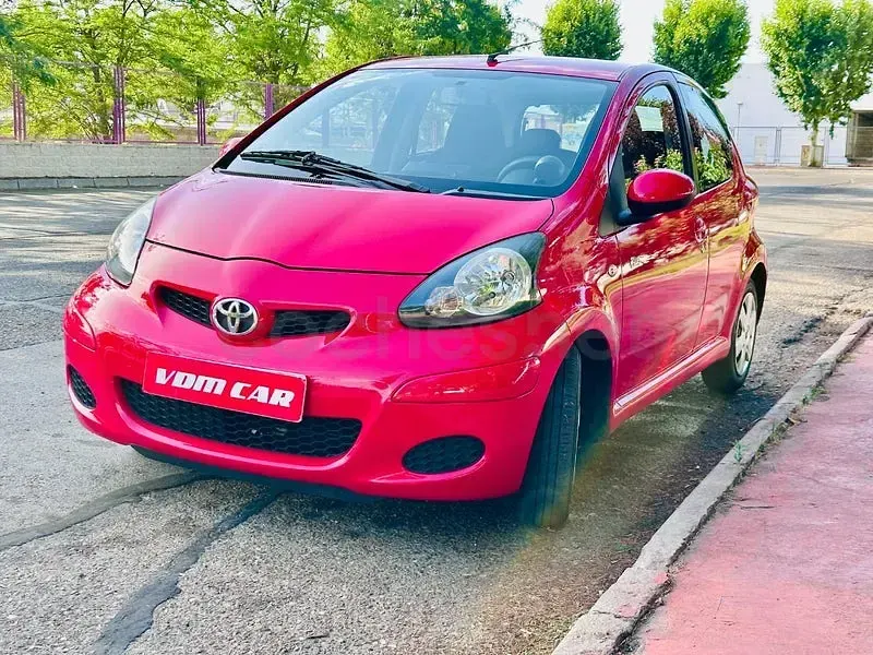 Usado Toyota Aygo Style 68 CV (50 kW) 2010 Rojo Utilitario