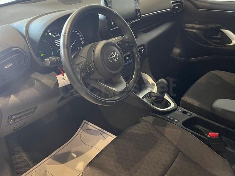 Usado Toyota Yaris Hybrid Active 116 CV (85 kW) 2023 Blanco Berlina