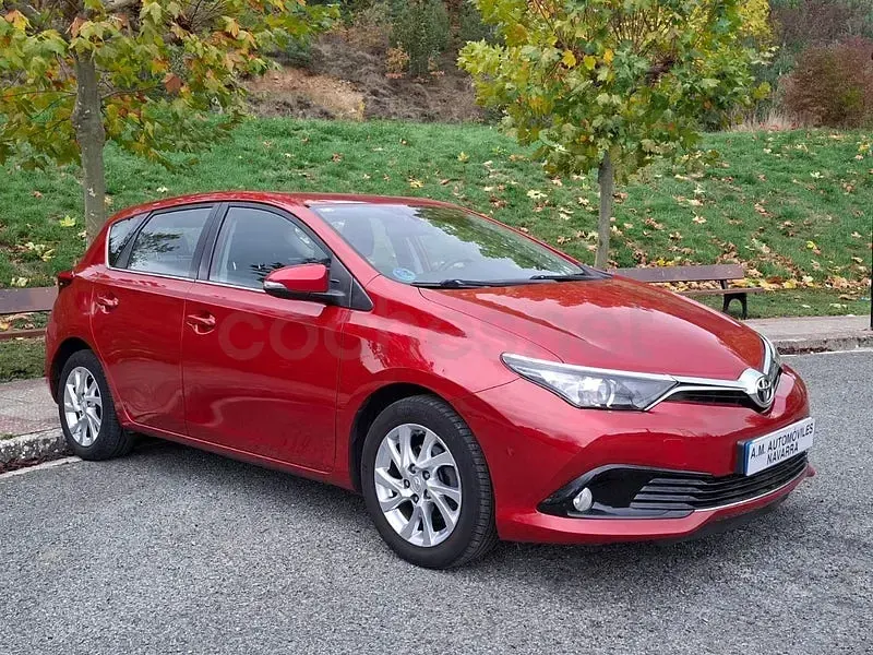 Usado Toyota Auris Active 116 CV (85 kW) 2015 Granate Berlina