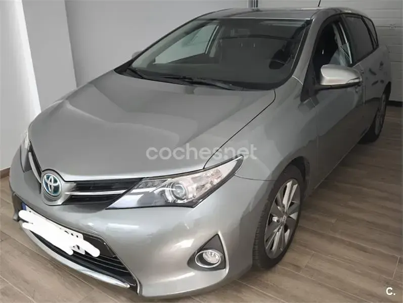 Usado Toyota Auris Hybrid Advance 136 CV (100 kW) 2013 Gris / plata Berlina