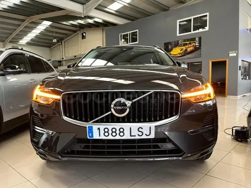 Usado Volvo XC60 Momentum 197 CV (144 kW) 2021 Gris / plata SUV