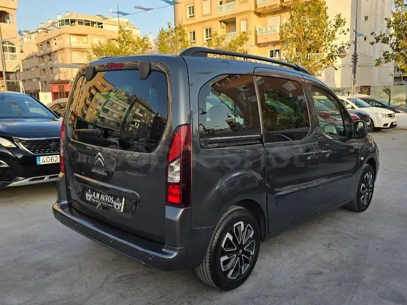 Usado Citroën Berlingo XTR 100 CV (73 kW) 2015 Gris / plata Monovolumen
