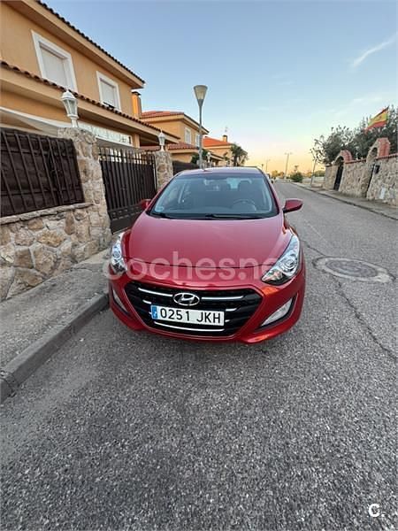 Usado Hyundai i30 110 CV (80 kW) 2015 Rojo Berlina