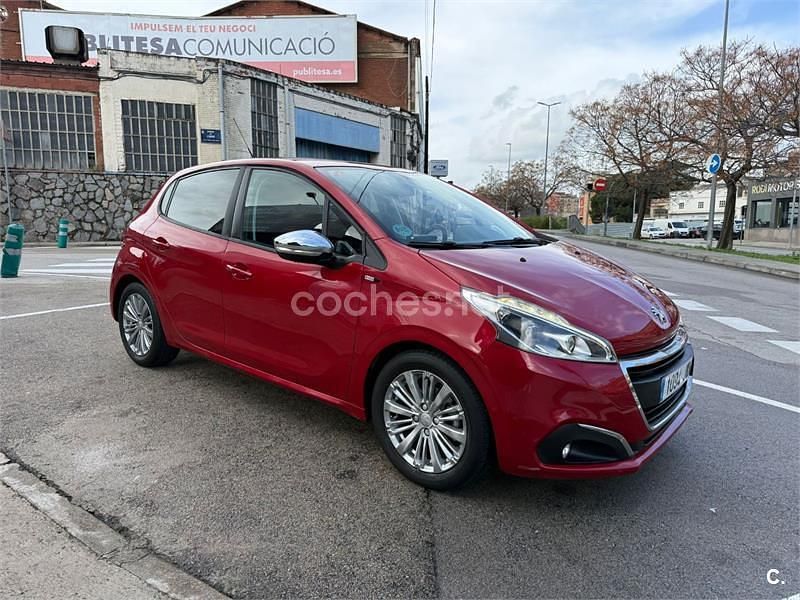 Usado Peugeot 208 Style 75 CV (55 kW) 2017 Granate Utilitario
