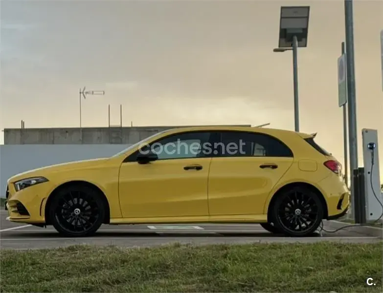 Usado Mercedes A250 218 CV (160 kW) 2021 Amarillo Berlina