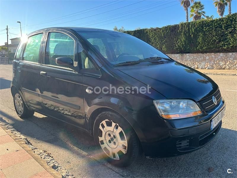 Usado Fiat Idea Dynamic 70 CV (51 kW) 2005 Negro Monovolumen