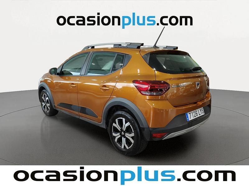 Usado Dacia Sandero Comfort 91 CV (66 kW) 2022 Naranja Utilitario