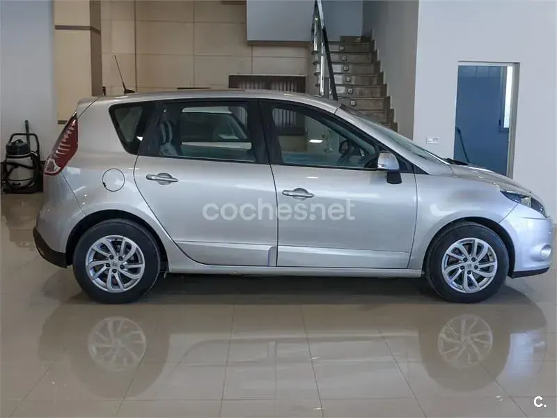 Usado Renault Scenic E-Tech Dynamique 110 CV (80 kW) 2011 Gris / plata Monovolumen