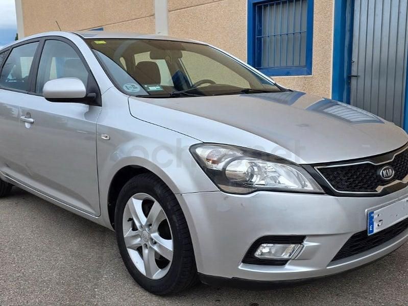 Usado Kia Ceed Plus 90 CV (66 kW) 2012 Gris / plata Utilitario