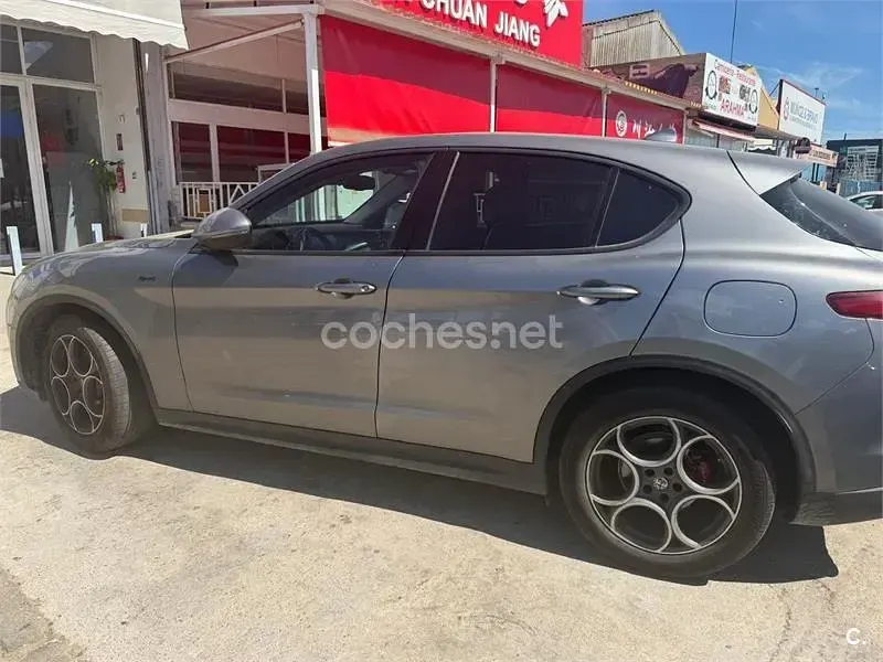 Usado Alfa Romeo Stelvio Sprint 190 CV (139 kW) 2021 Gris / plata SUV