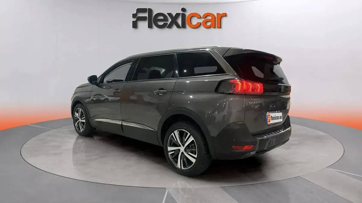 Usado Peugeot 5008 Allure 131 CV (96 kW) 2021 Gris SUV