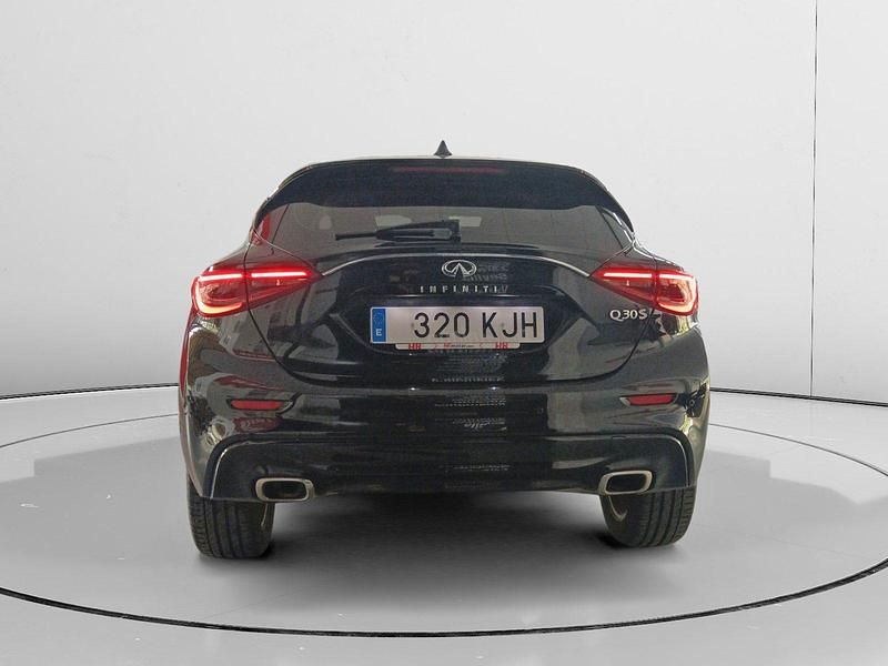 Usado Infiniti Q30 110 CV (80 kW) 2017 Negro Utilitario