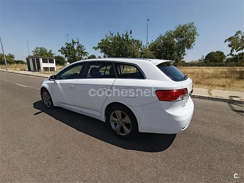 Blanco Usado 2015 Toyota Avensis Advance Familiar | 10.499 € (Precio justo) - Imagen 1/4
