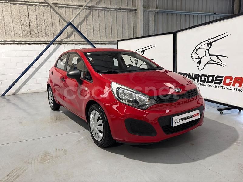 Usado Kia Rio 85 CV (62 kW) 2013 Rojo Berlina