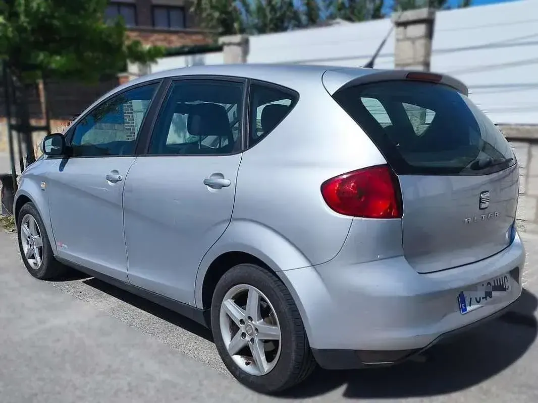 Usado Seat Altea Reference 105 CV (77 kW) 2012 Gris Monovolumen