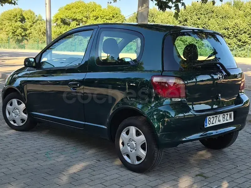 Usado Toyota Yaris Terra 68 CV (50 kW) 2002 Verde Berlina