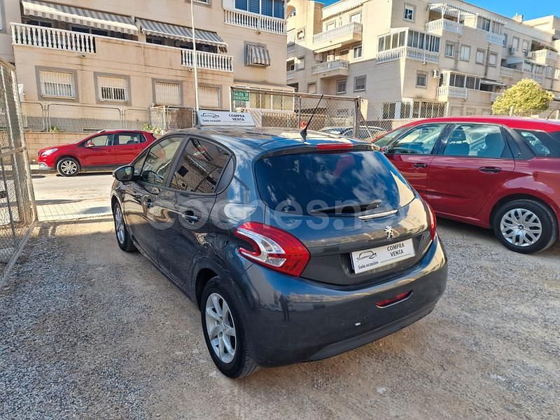 Usado Peugeot 208 Active 68 CV (50 kW) 2014 Gris / plata Utilitario