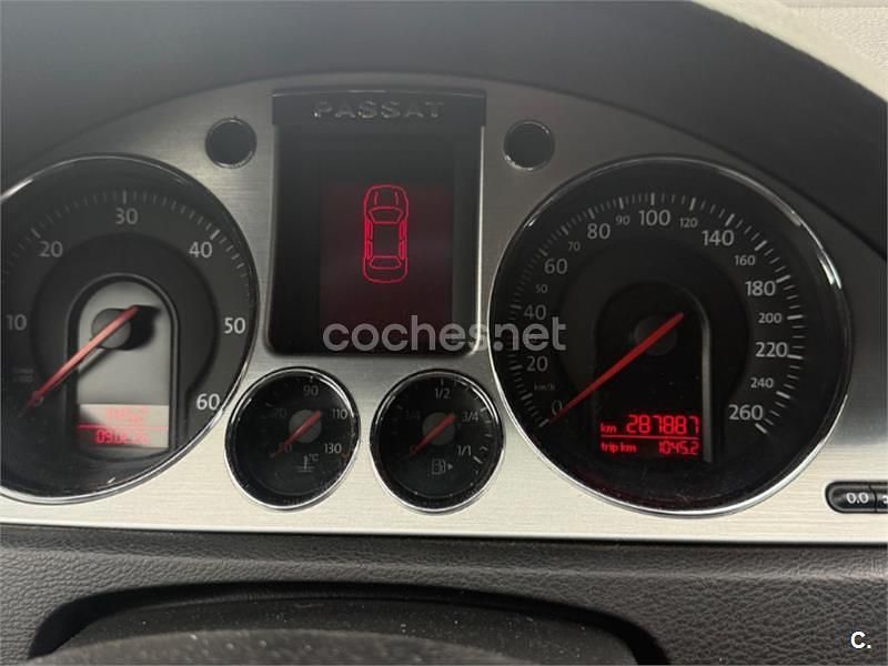 Usado VW Passat Highline 140 CV (102 kW) 2006 Gris / plata Familiar