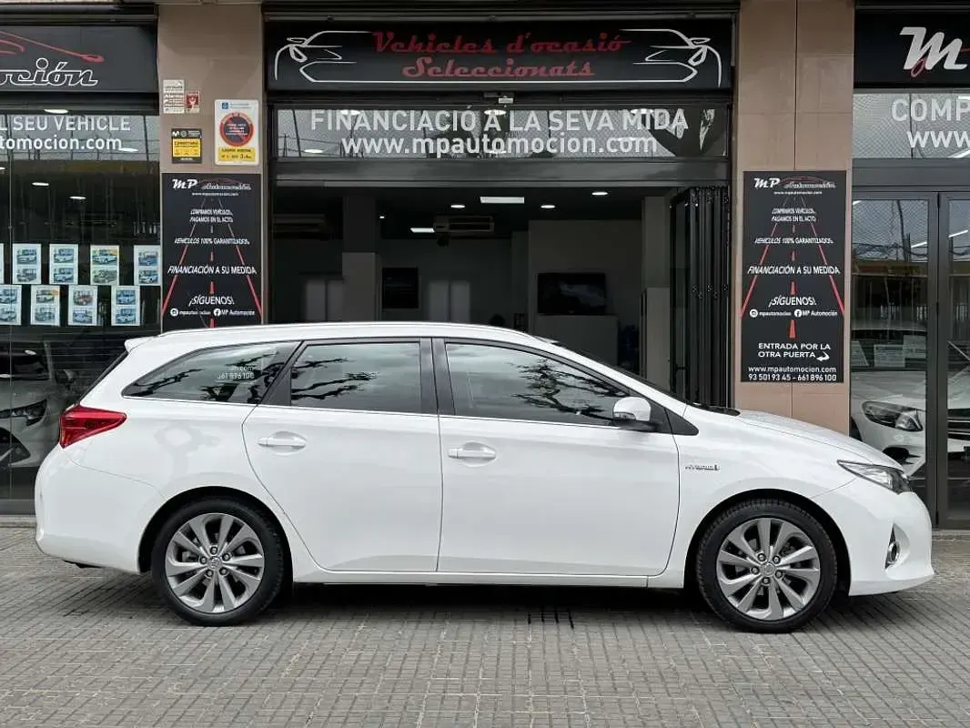 Usado Toyota Auris Touring Sports Active 136 CV (100 kW) 2014 Blanco Familiar