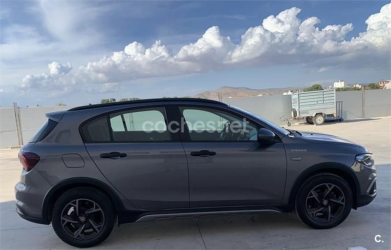 Używany Fiat Tipo Cross 130 KM (95 kW) 2022 Szary Sedan/Limuzyna