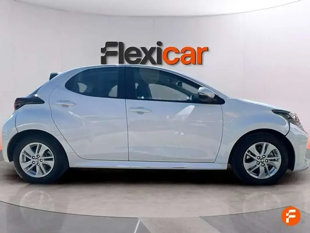 Usado Toyota Yaris Hybrid Business Edition 116 CV (85 kW) 2022 Blanco Utilitario