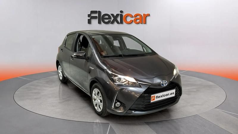 Usado Toyota Yaris Hybrid Active 100 CV (73 kW) 2019 Gris Berlina